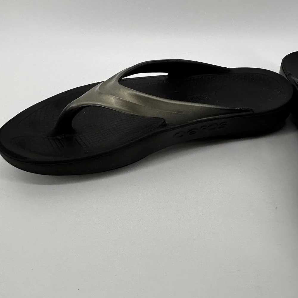 Oofos Women's 9 OOlala Luxe Recovery Thong Flip Flops Black/Latte 10 EU40 - Picture 8 of 9